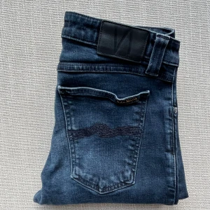Nudie jeans - Tja! Säljer nu dessa Nudie jeans med en snygg passform i en otroligt fin och populär färg! | Storlek: 30/32 | Skick: 9/10 | Nypris = 1600, mitt pris, 399kr