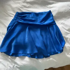 Jätte fin blå kjol ifrån zara. Inbyggda shorts under kjolen. Något nopprig (kolla bild). Detta syns dock inte när man bär den. Inga andra skador.