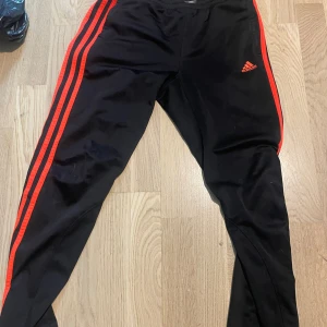 Adidas mjukisbyxor - Säljer mina adidas mjukisbyxor eftersom jag växt ur dem. Stl xs