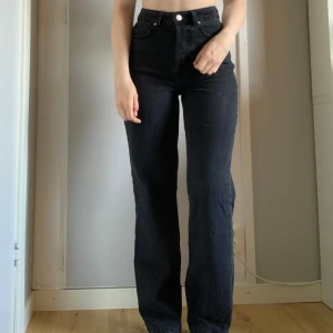 Regular Wide 980 Jeans - Svartgrå ”Regular Wide 980 Jeans” från BikBok. Byxorna har knappgylf, raka vida ben och är högmidjade. Midja: 64,5 cm Höfter: 88,5 cm Innerben: 79 cm Nypris är 699 kr 
