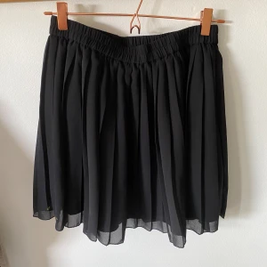 Kjol från Monki🖤⚡️ - Svart, luftig, plisserad kjol från Monki i stl S, använt skick och med två små gula fläckar som knappt syns (se bild 2)😄