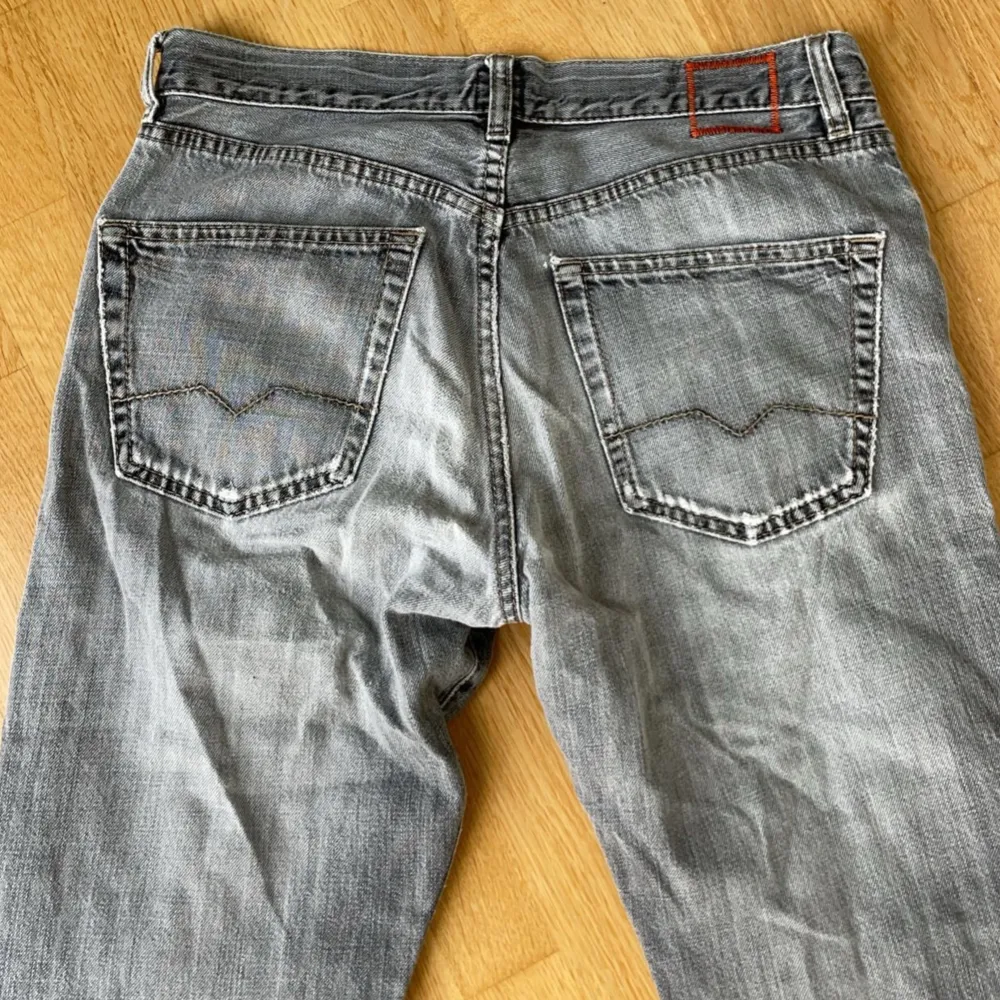 Snygga gråa jeans som tyvärr är lite för korta för mig, riktig snygg färg och passform! Fråga gärna om fler bilder och pris kan alltid diskuteras! . Jeans & Byxor.