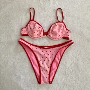 Mönstrad bikini - Rosa/röd hjärtmönstrad bikini i snygg modell, vintage H&M! Aldrig använd av mig utan endast testad, tvättad (har en liten fläck på insidan som inte syns utåt) ❤️