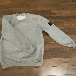 Stone Island - Säljer min gråa stoneisland tröja, jag säljer den då den är lite stor på mig.  Priset är inte hugget i sten och tröjan har inga deffekter.