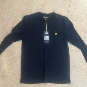 Lyle and scott tunn och långärmad tröja  - Storlek S och mörkblå långärmad Lyle and scott tröja. Prislappen sitter fortfarande på, aldrig använt ute utan enbart för test i hemmet. 