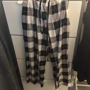Pyjamas byxor från shein - Ett par svart vita pyjamas byxor från SHEIN använda typ 4-6 gånger och Är  fräscha