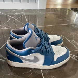 Air jordan 1 True blue - Skick 8/10 fina skor till ett bra pris  Storlek 42/5 därav varför dem säljs  PRISET ÄR FAST