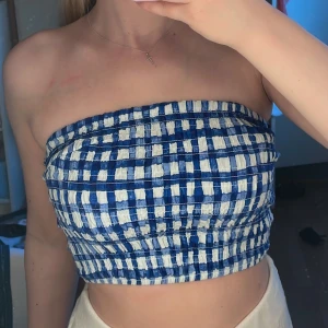 Blå vit Cropped topp! - Säljer min blå/vita croppade topp! Den är från Gina tricot och är i storleken small!🌴🥂🌸 Kontakta gärna vid fler frågor eller bilder!🫶☺️