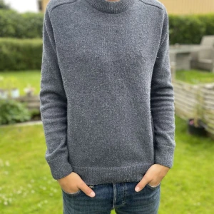 Stickad tröja  - Säljer nu denna feta stickade tröjan som inte används längre. Passar perfekt på sommarkvällarna. Storleken är S men sitter inte så tajt. 