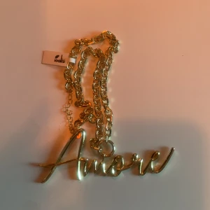 Amore Halsband från IOAKU - Säljer nu mitt Amore Halsband från Ioaku, är i nyskick och har prislappen på. Är ej använd 💕 Nypris 999kr och säljer det för 280 kr 💕💕💕💕