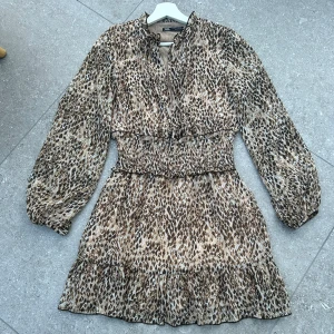 Leopard klänning - Säljer denna superfina klänningen från Zara. Aldrig använd och i jättebra skick. 