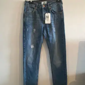 Ett par wesc-jeans, Oandvända med prislapp kvar. 