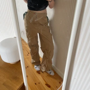 Cargo byxor - Ett par snygga, riktigta cargo byxor från timberland! Storek 32 US, så storlek 48 UK. Dom är dock insydda i midjan, men midjemått rakt över: ca 50 cm. Jag är 162 cm för referens.