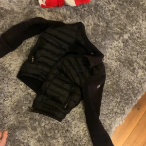 Moncler caridgan - Tja, säljer nu min moncler cardigan skriv pm vid funderingar. Säljer billigt då jag inte vet om den är äkta eller inte.