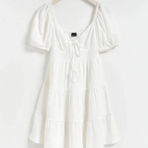 Vit klänning  - Vit klänning från Ginatricot. Den har användits 1 gång. Köpte den för 400kr i storlek Xxs. Superfin och bekväm. Perfekt till midsommar, konfirmation, andra sommarfester mm💕