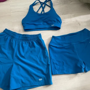 Myprotein set  - Ett träningset med två shorts och en topp  S=sportbh S=tajta shorts  Xs=på dom stora shortsen 