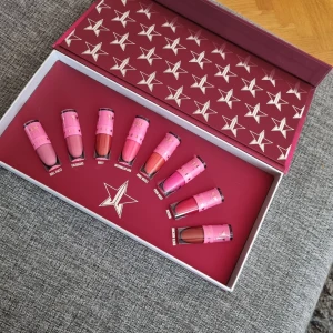 JEFFREE STAR COSMETICS - Väldigt fint skick, visa är endast testad av mig.  Köparen står för frakten 🌸