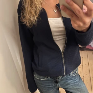 Kofta  - Säljer denna jättesnygga kofta som jag köpte på vinted, men endast använd en gång. Säljer pågrund av att den inte kommer till användning 💓