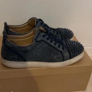 Louboutin  - Tja, säljer nu dessa sjukt snygga Louboutins i en riktigt snygg blå färg.box tillkommer! Skorna är i väldigt bra skick förutom att 1 nit saknas som man inte alls märker eller ser vid användning!  Givetvis äkta hör av er vid eventuella frågor