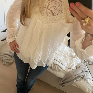 Zara blus - Jättefin vit Zara blus med spets detaljer!!! Har linne under då den är lite genomskinlig. Passar mig som brukar ha xs-s! 💕🫶