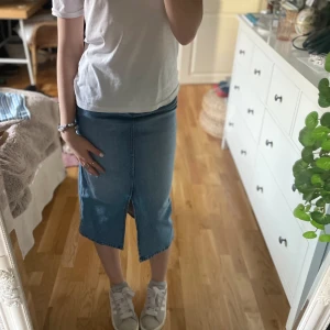 Lång jeanskjol från KappAhl  - Fin lång jeanskjol från KappAhl, endast använd en gång 💕 Pris går att diskuteras vid snabb affär 💸