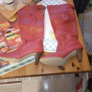 Stövel med högt skaft röda stl 37 - Helt nya och oanvända röda stövlar med högt skaft i stl 37.äkta skinn.