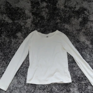 vit långärmad tunn tröja - vit tunn långärmad tröja.  använd några få gånger.  från H&M i storlek 134/140