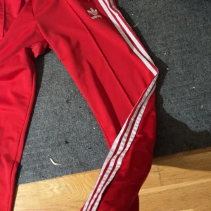 Adidas byxor Limited edition säljs inte längre  - Dom är använda men finns inga hål alls nånstans och finns bevis på att dom är äkta adidas byxor, dom har dragkedja längst ner och är i storlek S/M