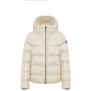 Colmar jacka vit - En helt ny colmar jacka som bara använts ett fåtal gånger och är som nyskick då jag precis kemtvättade den. Köptes för 3400, kvitto finns! Köpt i vintras