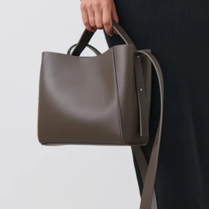 Gina väska - Gina tricot väska Köpt för cirka en månad sedan! Atp Atelier liknande till jättebra pris! Helt slutsåld online! Jättefint skick! 💕 skriv om du har frågor 🤗 nypris 400kr