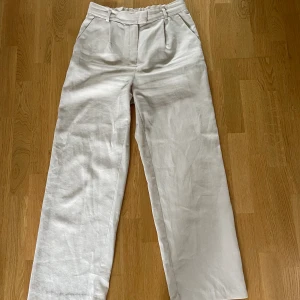 Beige kostymbyxor  - Beige kostymbyxor från H&M- Storlek L - Köparen står för frakten - Inga returer - Betalning via köp direkt 