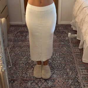 Vit stickad kjol - Vit stickad kjol ifrån Hm. Den har en slit i vänster sida. (Vecken är från att den legat ihopvikt och stryks innan den skickas) Så så fin till sommaren!! 😍😍