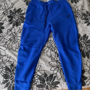 Nike Tech Byxor - I nytt skick, vill bli av med varan för att inte min stil längre. Priset går och diskuteras 