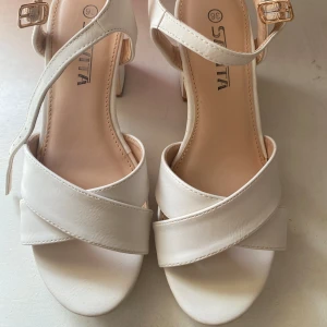 Vita klackskor  - Strl 36. Använda en gång därav inga märken och väldigt rena. Bekväma med en tjock klack 