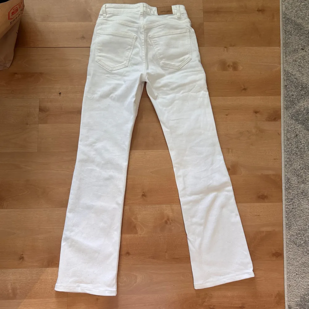 Säljer dessa vita bootcut jeans eftersom jag fler vita jeans. De är i jättebra skick då jag aldrig använt dem. De är i storlek 34 men passar mig i midjan som vanligtvis har storlek 36 i jeans. Innerben 79 cm. De är inte genomskinliga.💕. Farkut & Housut.