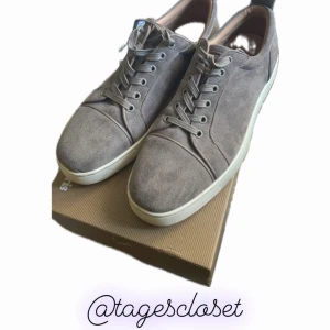 Christian Louboutins - Tjo, säljer dessa loubs då de inte är min stil längre, använt skick men utan skador! Storlek 43 men passar både större och mindre än det! Priset är inte fast! Köpta på plick tidigare så osäker på äkthet. Möts inte utan skickar bara! 