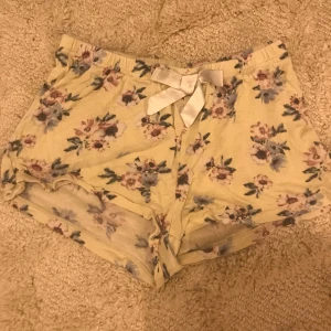 Pyjamas shorts  - Dom är kanske så korta men jätte bra skick 