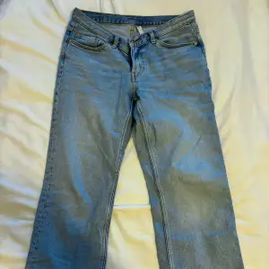 Supersnygga lågmidjade straight jeans från Weekday i modellen ”Twig”! Använda men inga defekter, står ingen storlek men midjemått 40 cm tvärsöver, skulle gissa storlek W30🫶🏼