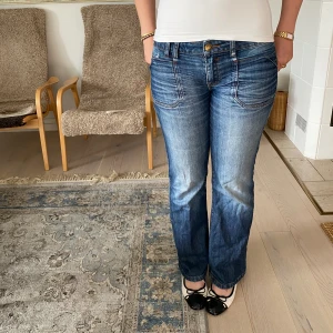 Lågmidjade Jeans - Säljer dessa lågmidjade jeansen med coola fickor och bootcut. Innerbenslängden är 80 cm och midjemåttet är 42 cm. Passar mig som vanligtvis har M men är lite för korta, (är 173 cm lång)💙