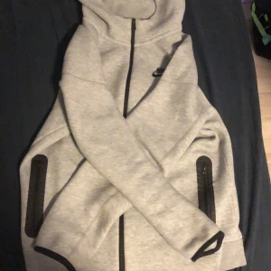 Äkta Nike tech tröja (Grå) - Bra skick! Skriv om frågor om det behövs!