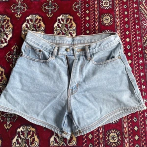 Vintage Shorts med Mid-raise - Mid-raise. Står storlek L men passar XS-M beroende på önskad passform.