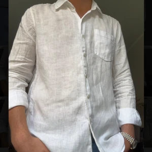 Vit linneskjorta - Vit linneskjorta från A Day’s March  Storlek S