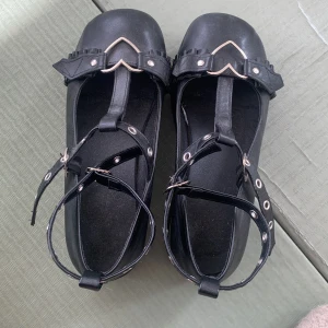 Bat Heels - worn 5-10 times, “new.” Good condition.