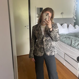 Blommönstrad blazer - Skitsnygg blazer för sommaren. I nyskick. Jag är vanligtvis stl 36 men enligt mig sitter denna perfekt (stl 40). Efter preferens! Köparen står för frakt.