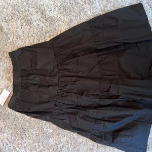 Kjol - jättefin svart kjol! helt oanvänd med lappen kvar 🌟 resor i ryggen så den kan passa flera storlekar! jag har vanligtvis 36 och den sitter jättebra i min midja💓finns perfekta fickor i sidorna för tex telefon 🤩 (kan förhandla pris vid snabbt köp)