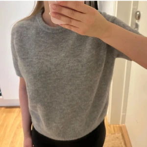 Stickad T-shirt  - Stickad t-shirt från zara som inte kommit till användning 