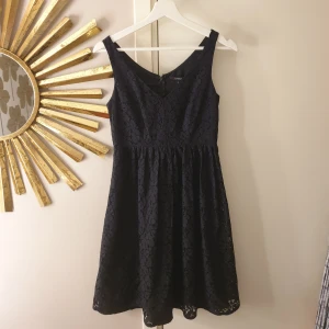 Lindex klänning  - spets klänning från Lindex, aödrig använts 