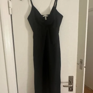 Klänning - Fin klänning från h&m. Aldrig använd och prislappen hänger på. Storlek XS