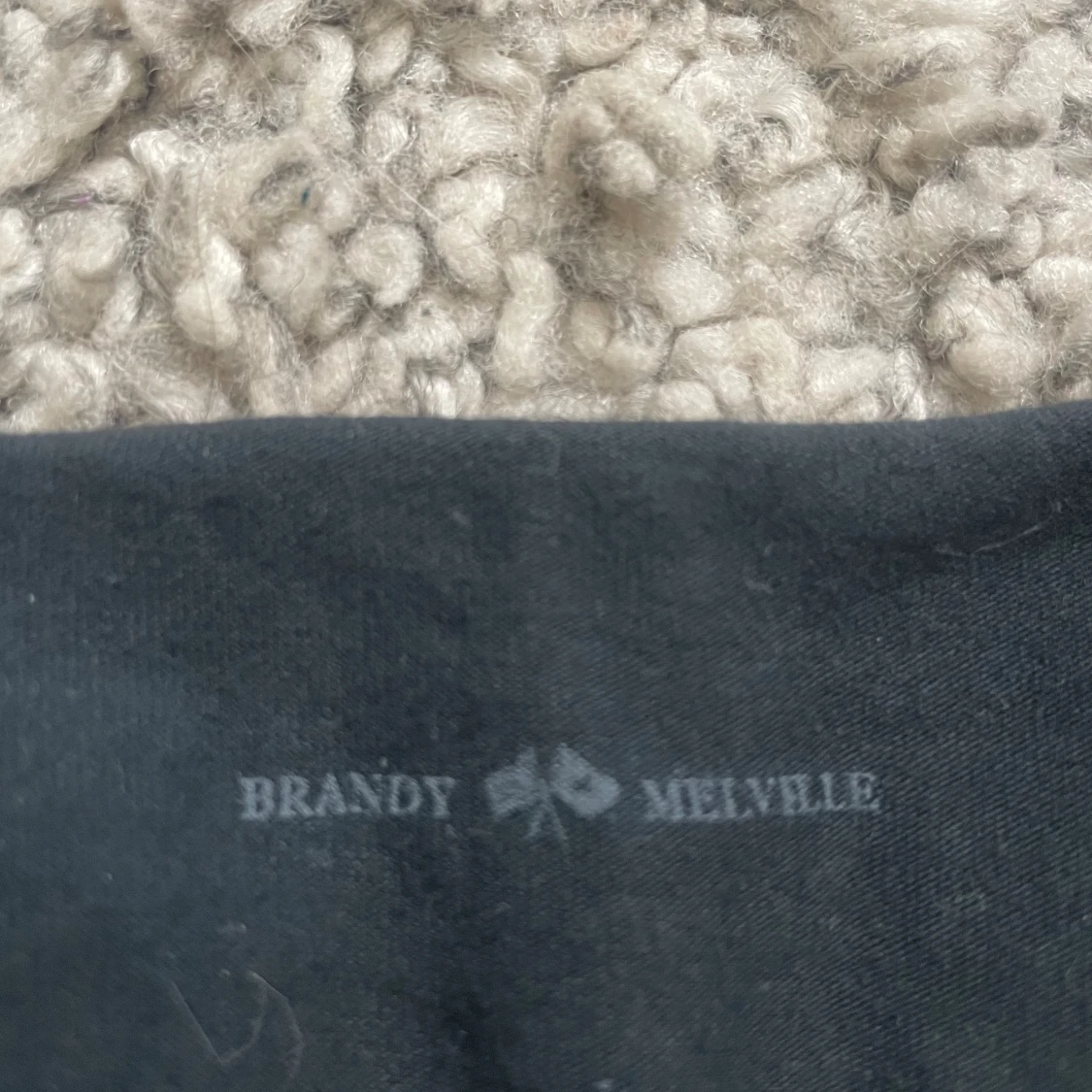 Off-shoulder Brandy Melville topp - 90