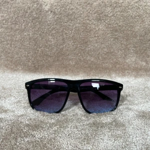 ”Rayban boyfriend - Säljer dessa näst intill identiska solglasögon som liknar rayban boyfriend vilket är en väldigt eftertraktad modell. brillorna är väldigt högkvalitativa till sitt pris med ett uv skydd på 400!(FRAKTAR INOM 12 TIMMAR!) 💬Skriv vid minsta intresse!💬 